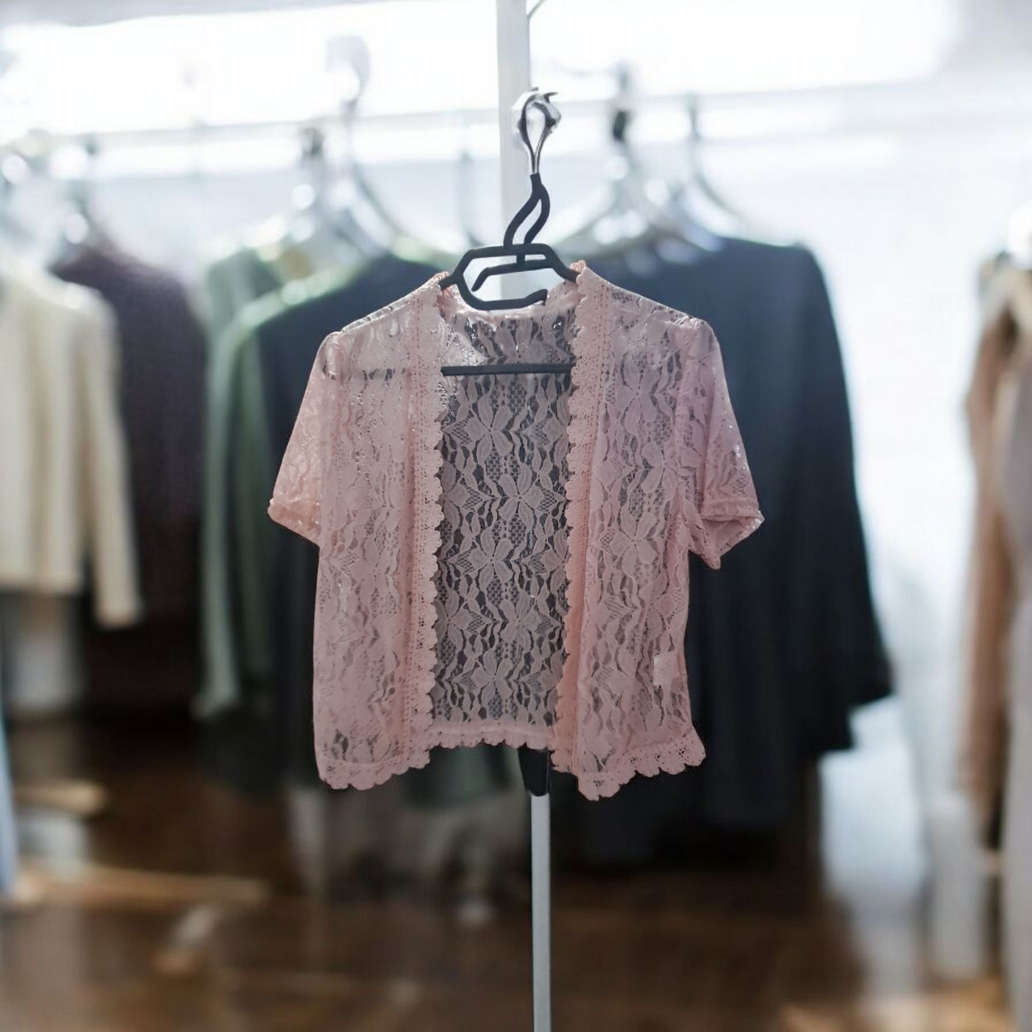 Bolero ligero Ideal para combinar con tus jeans favoritos o tu vestido favorito. Tallas M L
