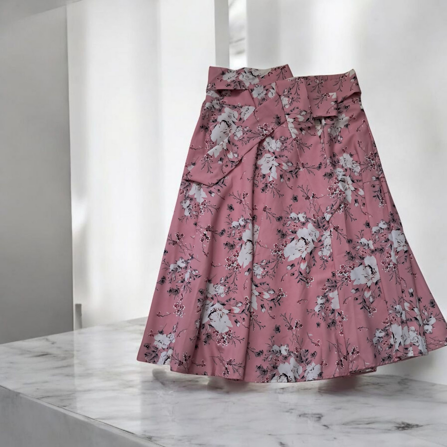 Falda midi elegante. Corte A, talla S cintura con lazo estampado rosa